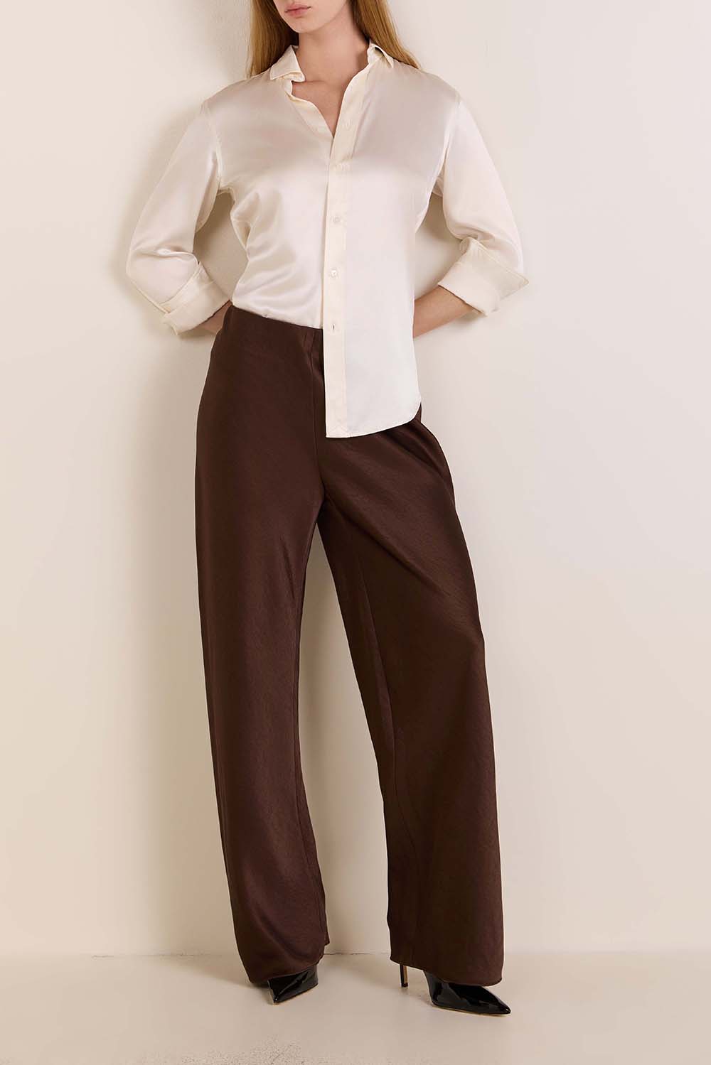 תמונת כל הלוק של מכנסיים מחויטים בגזרה גבוהה